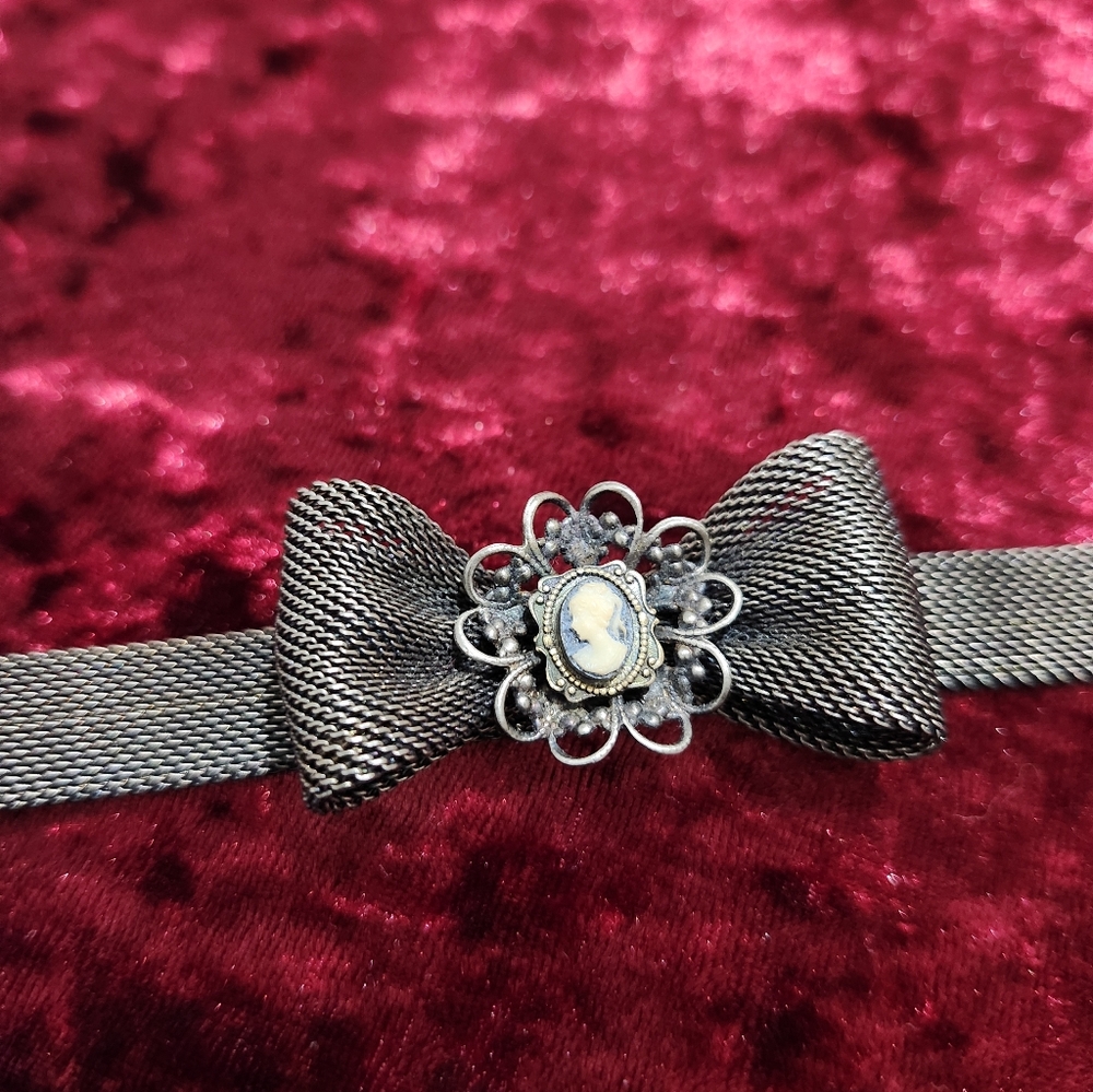 Elegant Silver Bow Bracelet